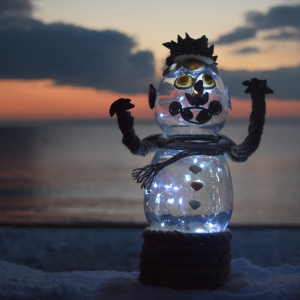 Kokutucu Kardan Adam Temalı Doğal Deniz Kabukları ile Dekore Edilmiş Özel Tasarım Işıklı Şişe Gece Lambası